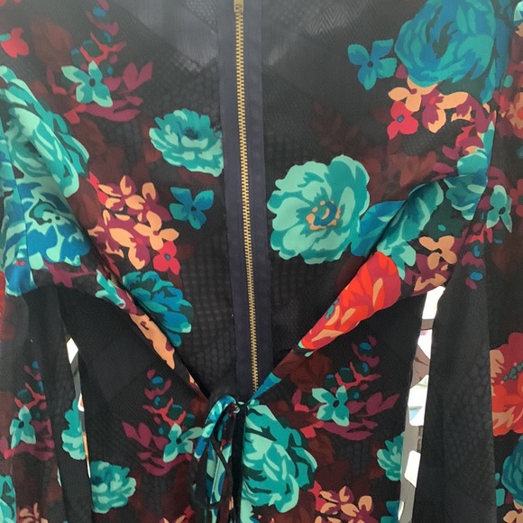 Floral Print knee length with zipper back. Size M. - Picture 4 of 4
